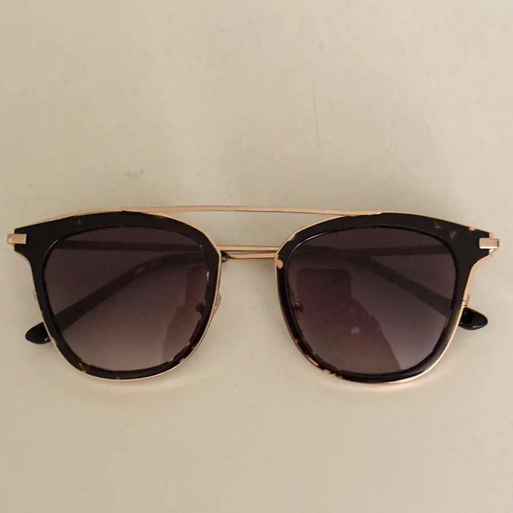 NWT TIJN eyewear sunglasses gold hardware tortoise shell sunnies w/ travel case